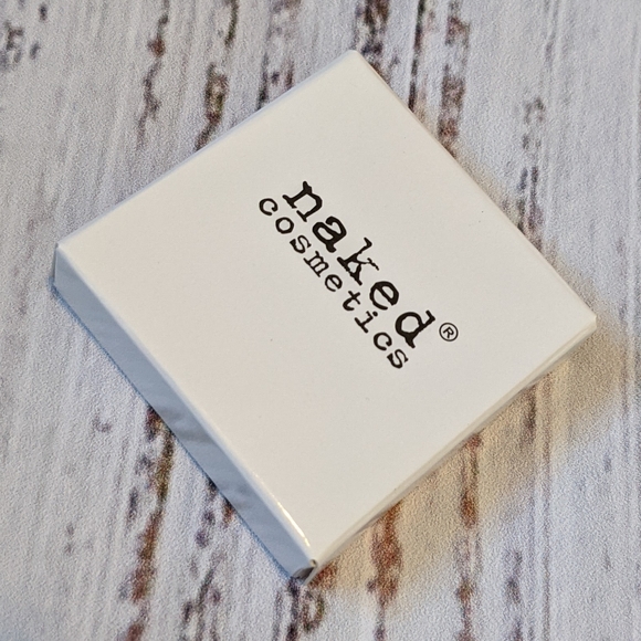 Naked Cosmetics Pressed Pigment eyeshadow - Picture 2 of 3